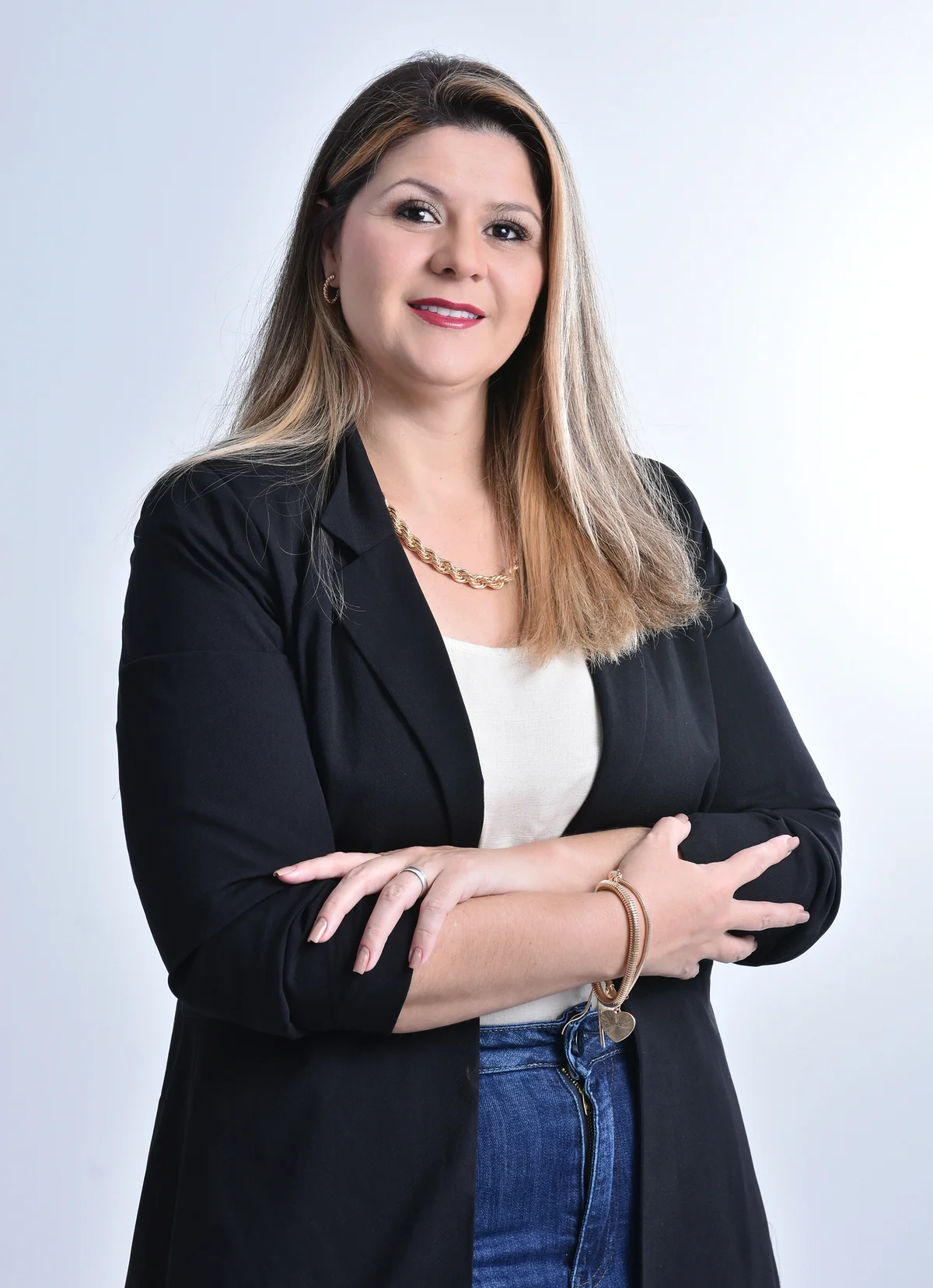 Bruna Cassaro, especialista em Educação na Prática, em retrato editorial com blazer preto